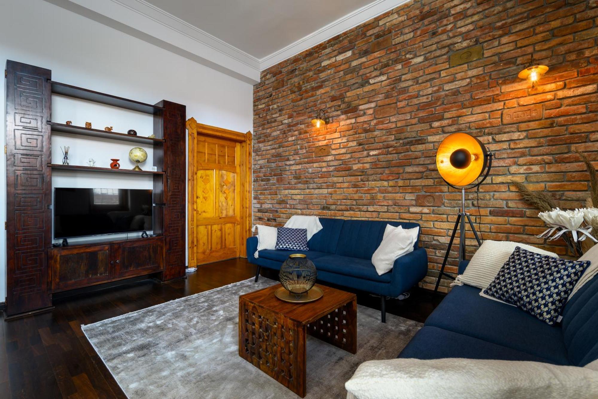 Апартаменты Rustic Downtown 106 M2